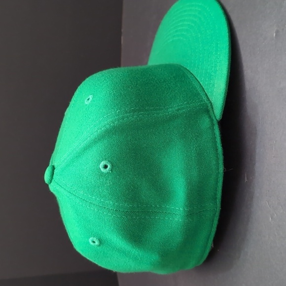 Lids Blank Green Flat Bill 210 Fitted Hat by Flexfit,Size 7 1/4-7 5/8. - Picture 3 of 9